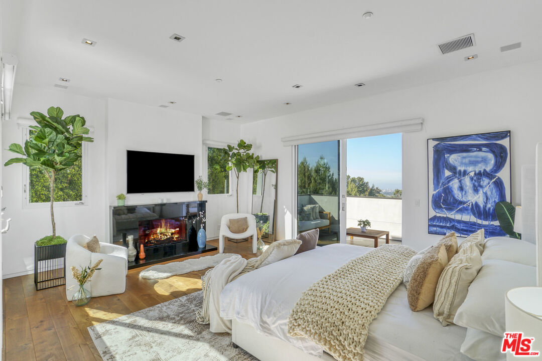 1116 Linda Flora Dr