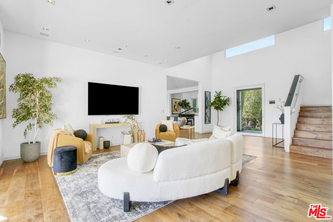 1116 Linda Flora Dr