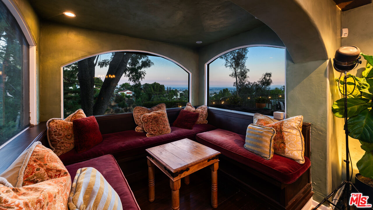 6208 Mulholland Hwy