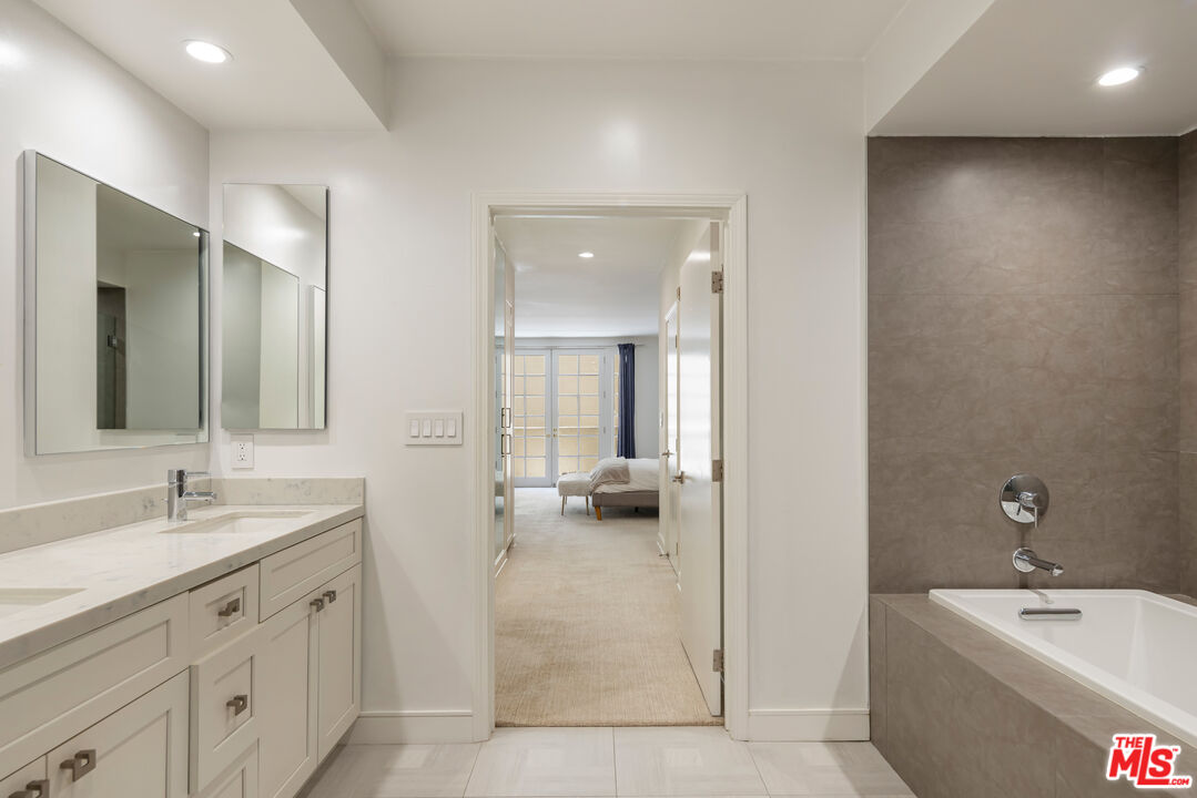 575 S Barrington Ave Unit: 204