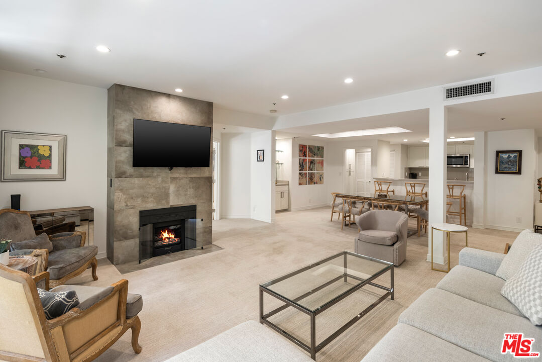 575 S Barrington Ave Unit: 204