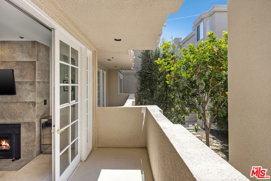 575 S Barrington Ave Unit: 204