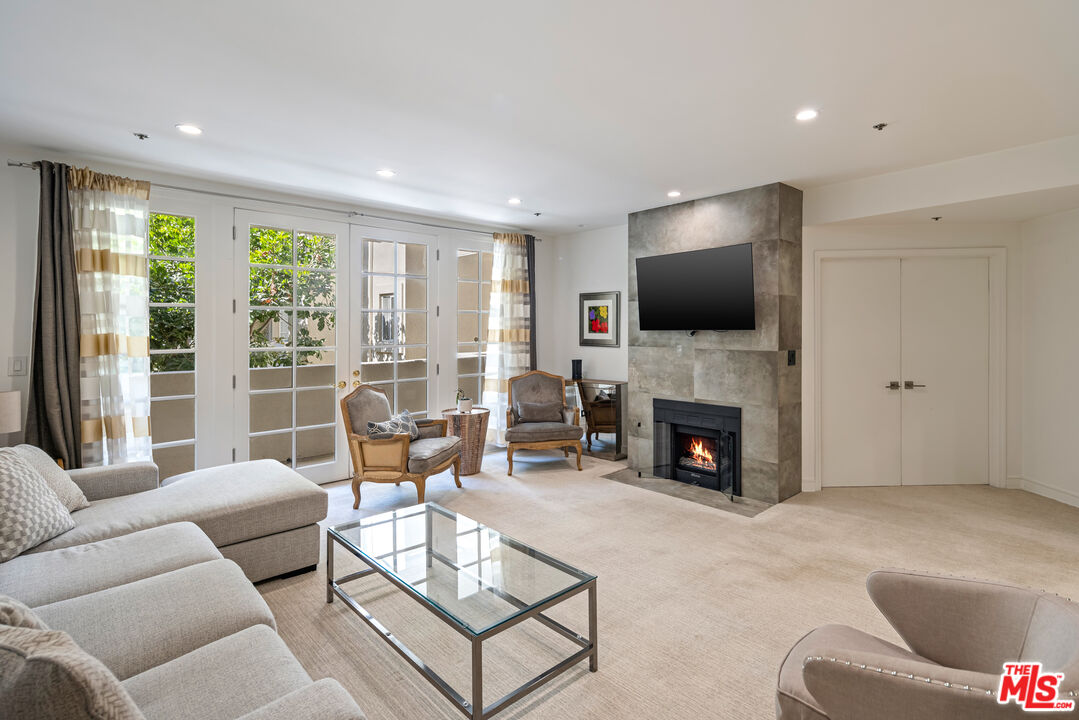 575 S Barrington Ave Unit: 204