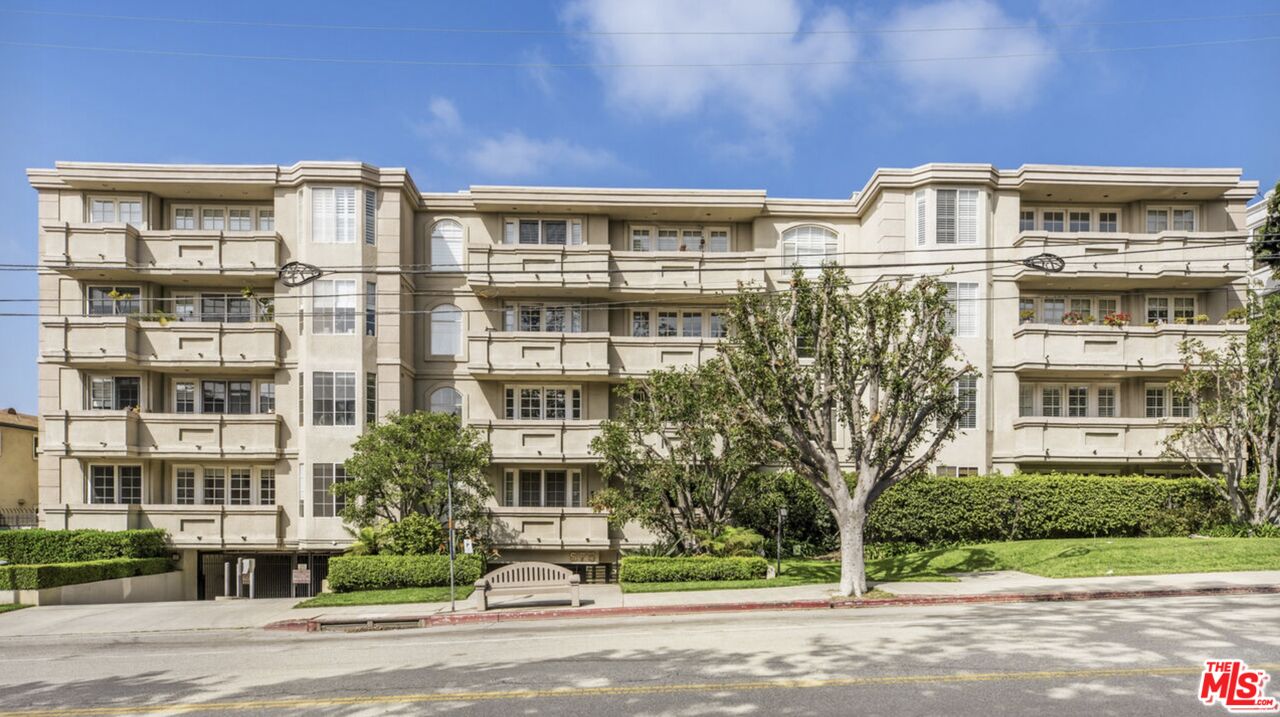 575 S Barrington Ave Unit: 204