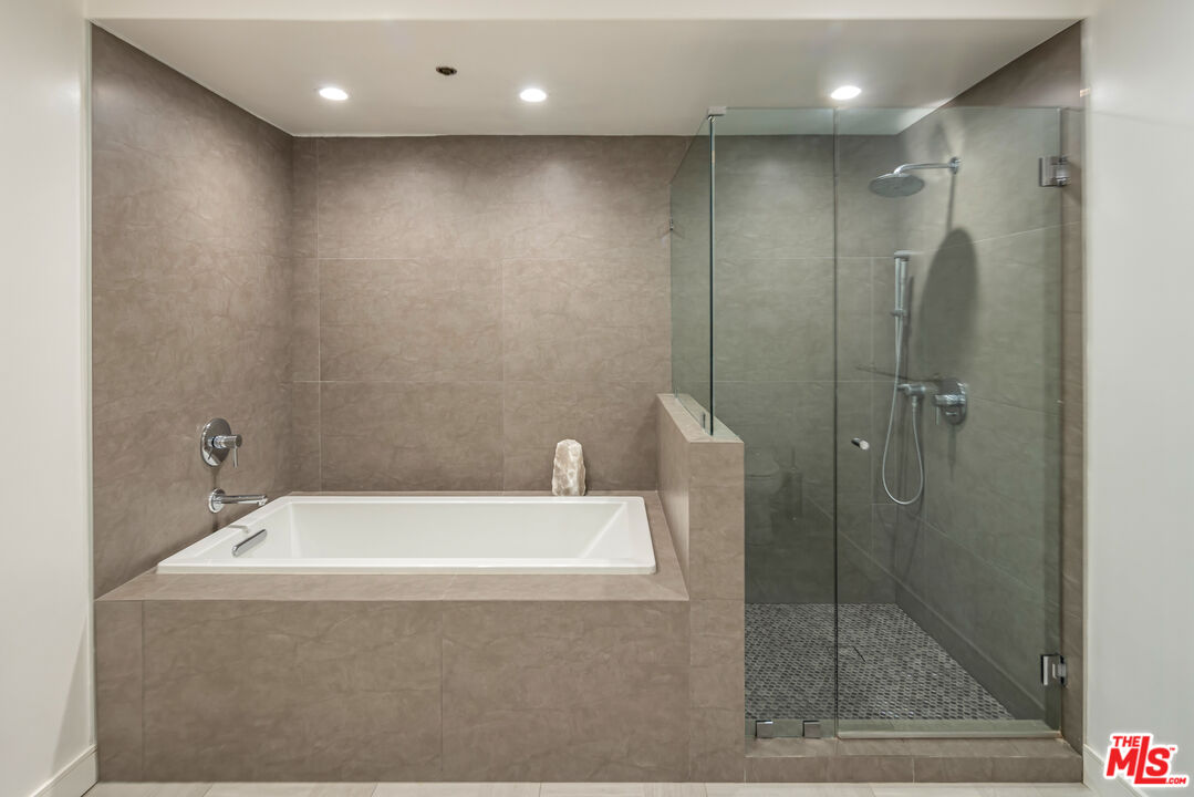 575 S Barrington Ave Unit: 204