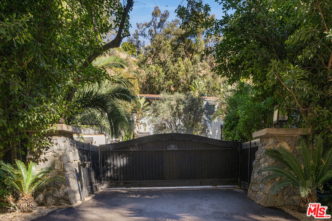 1930 Laurel Canyon Blvd