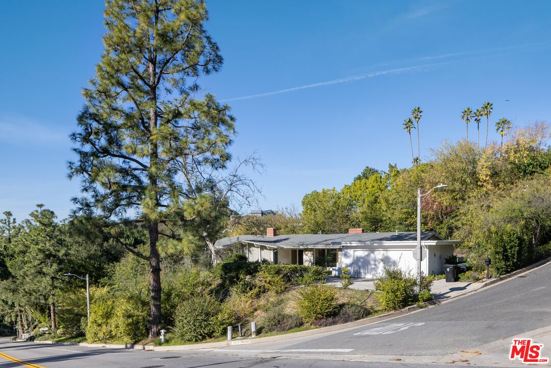 1950 Loma Vista Dr