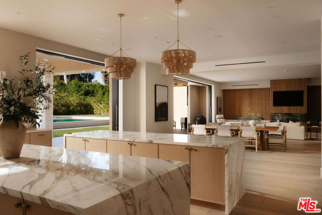 5287 Round Meadow Rd