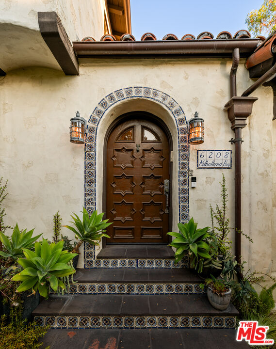6208 Mulholland Hwy