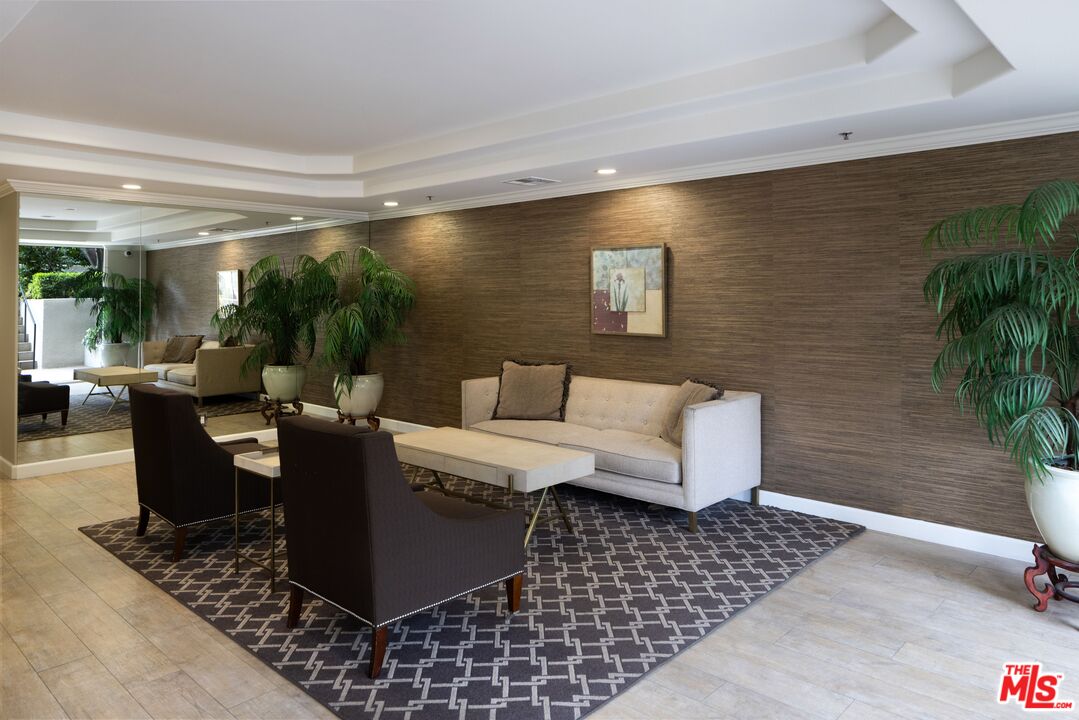 575 S Barrington Ave Unit: 204