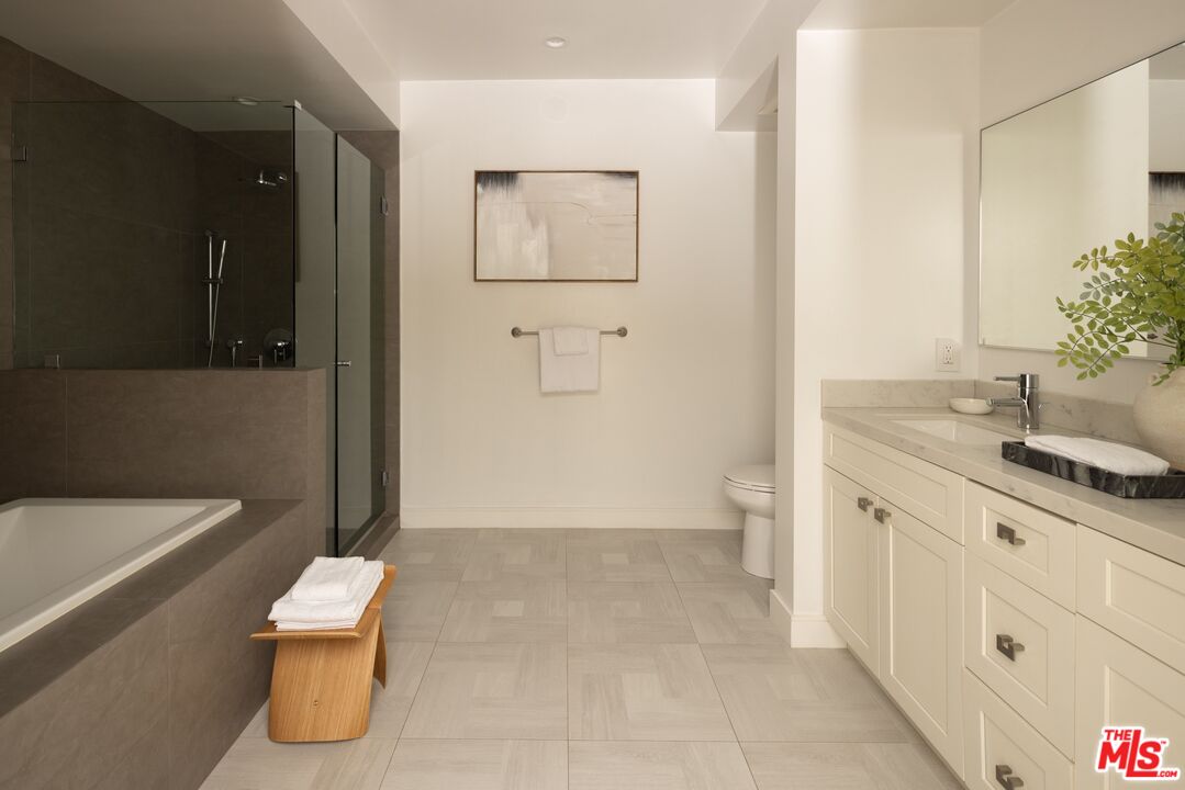 575 S Barrington Ave Unit: 204