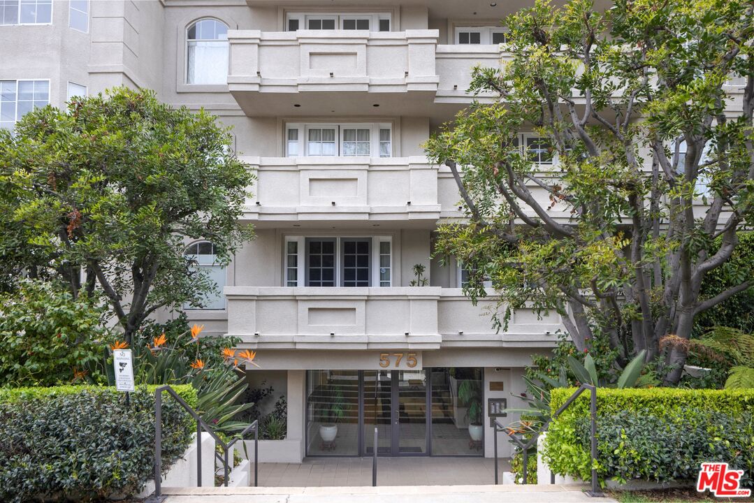 575 S Barrington Ave Unit: 204