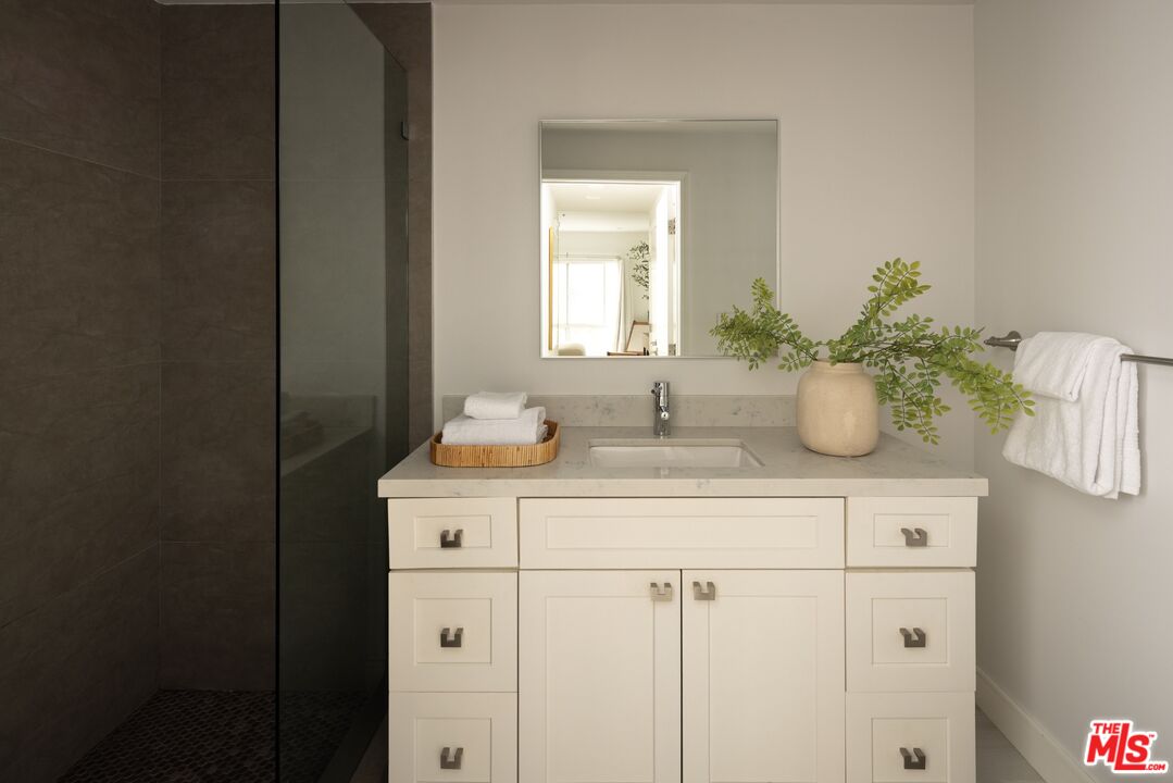 575 S Barrington Ave Unit: 204