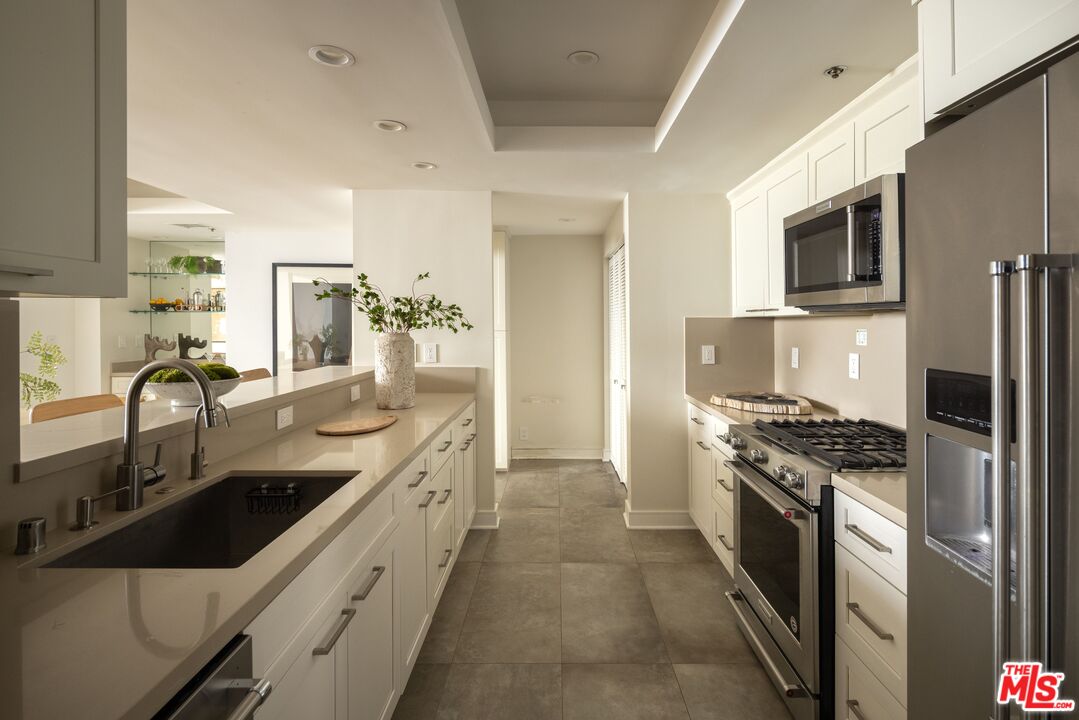 575 S Barrington Ave Unit: 204