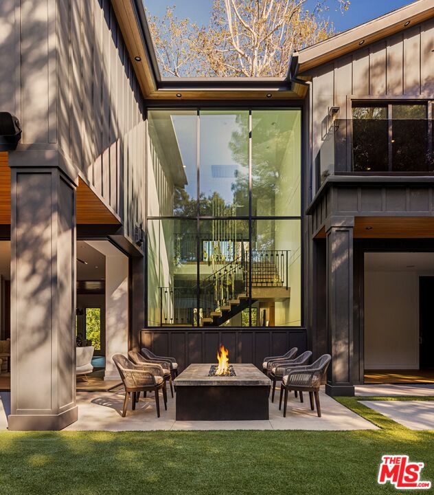 4565 Encino Ave