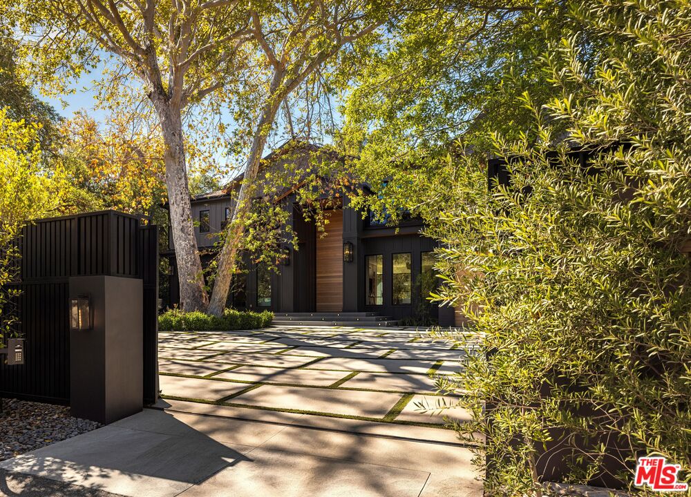 4565 Encino Ave