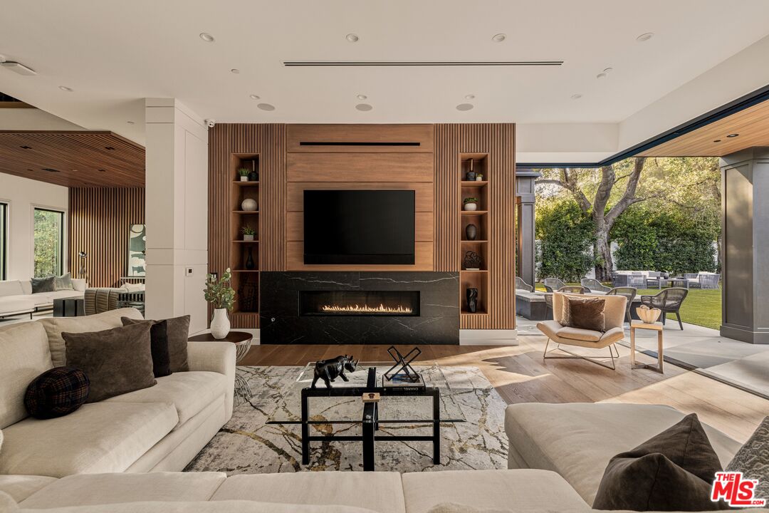 4565 Encino Ave