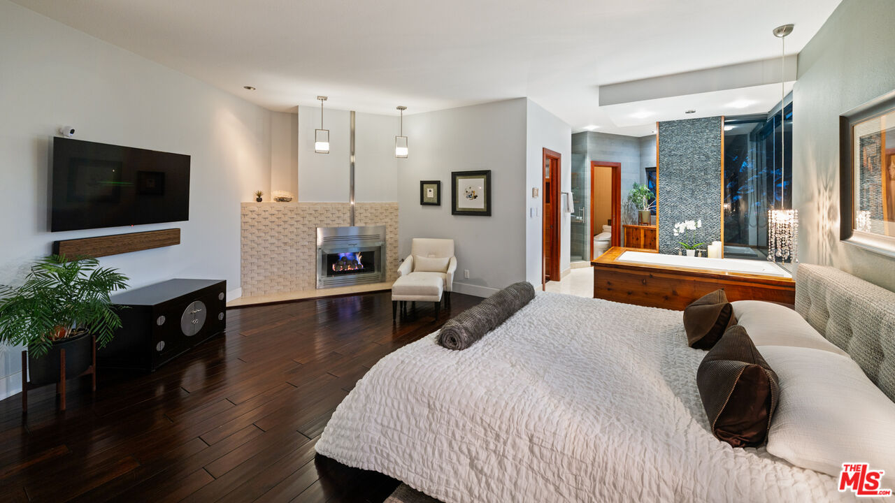 5677 Spreading Oak Dr