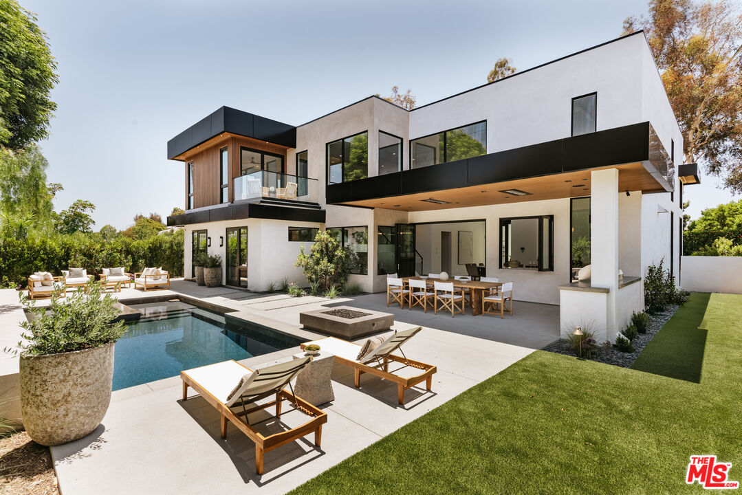 2321 Mesa Dr
