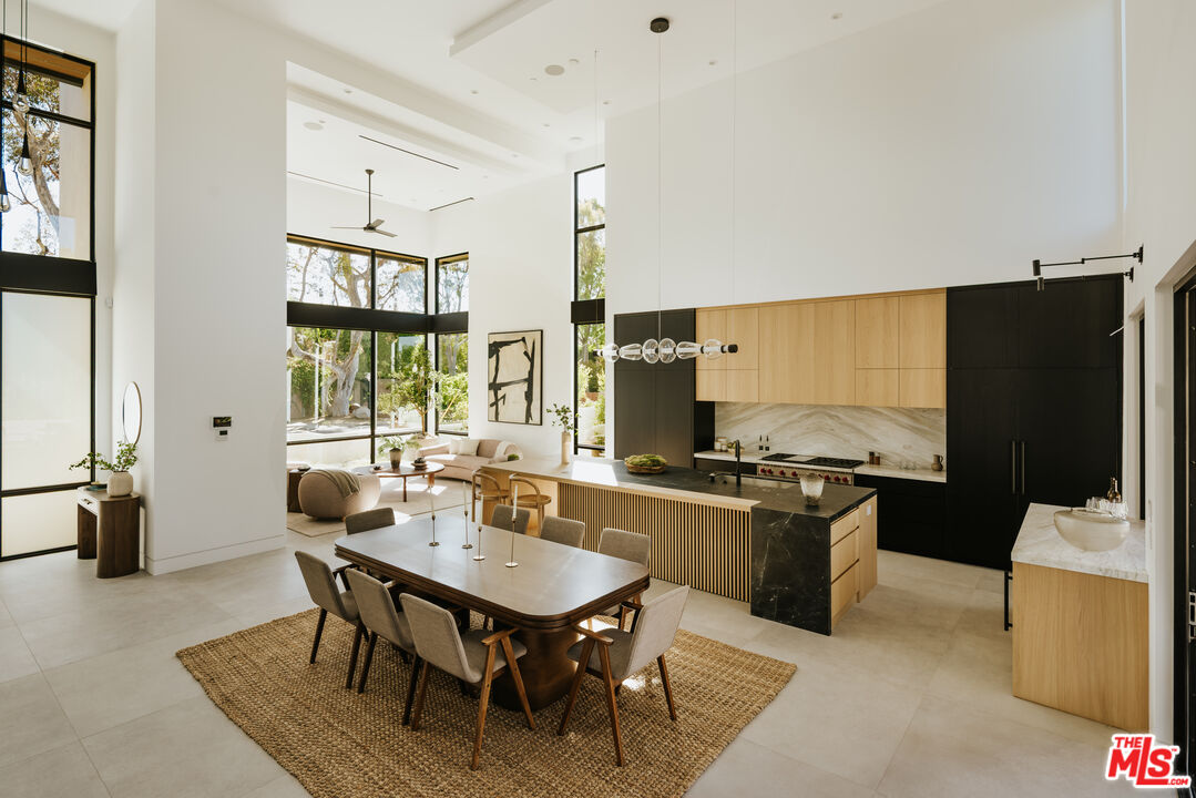 2321 Mesa Dr
