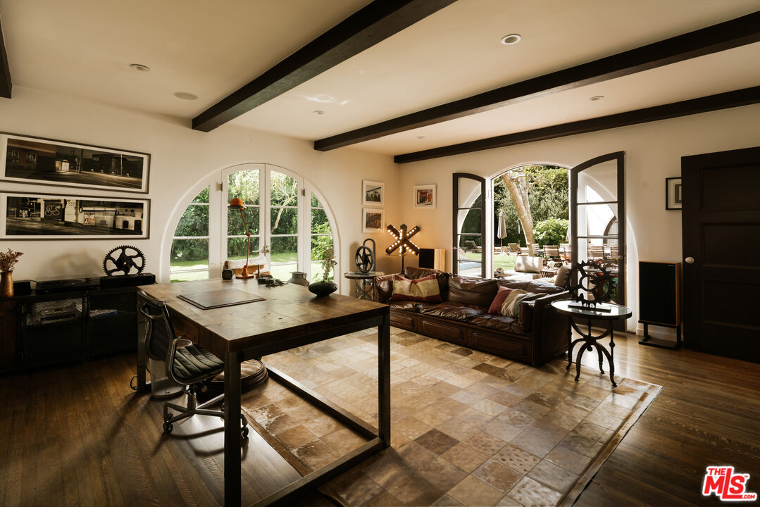 563 S Burlingame Ave