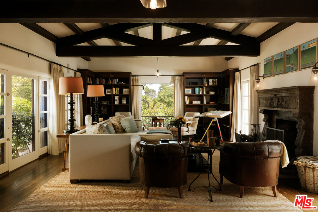 563 S Burlingame Ave