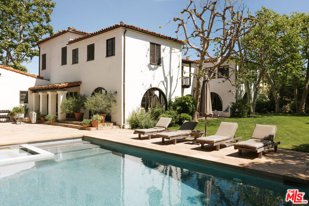 563 S Burlingame Ave