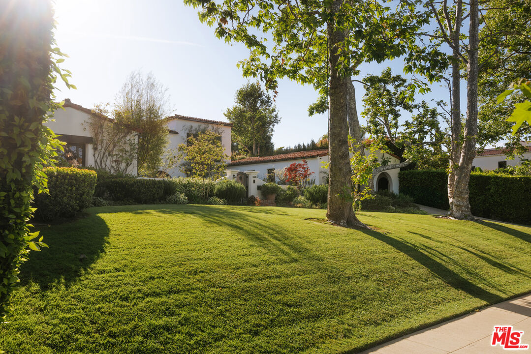 563 S Burlingame Ave