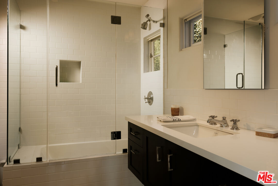 563 S Burlingame Ave