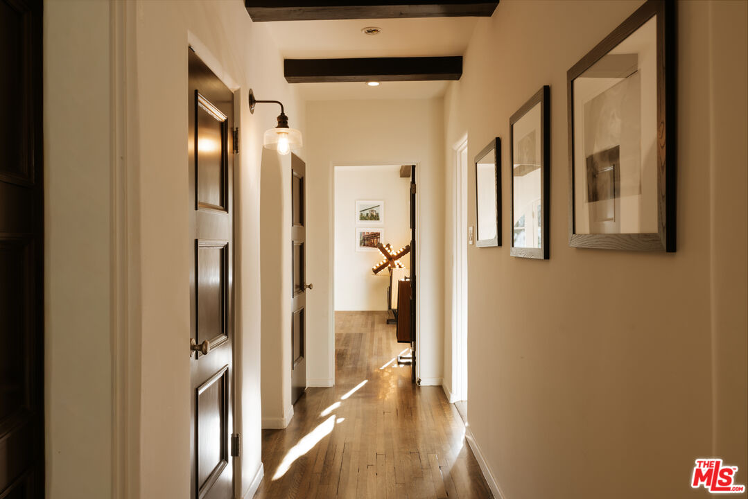 563 S Burlingame Ave