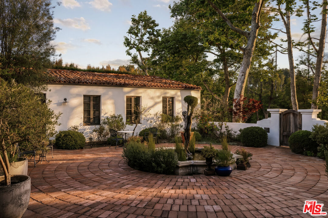 563 S Burlingame Ave