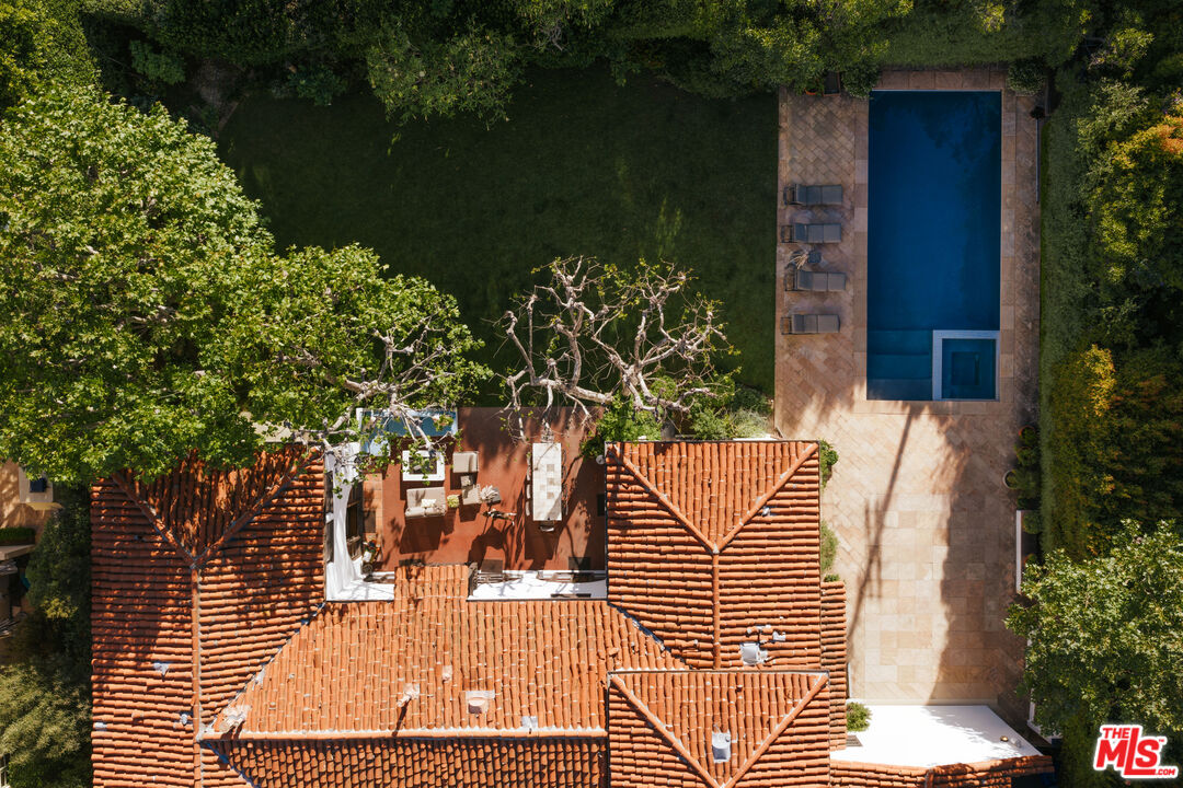 563 S Burlingame Ave