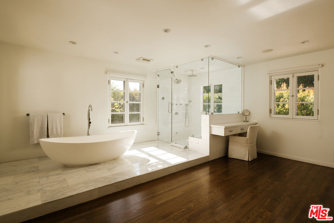 563 S Burlingame Ave