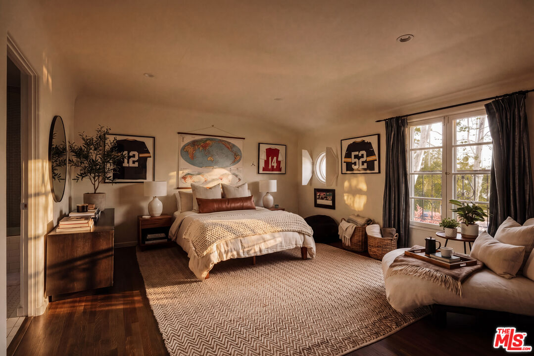 563 S Burlingame Ave