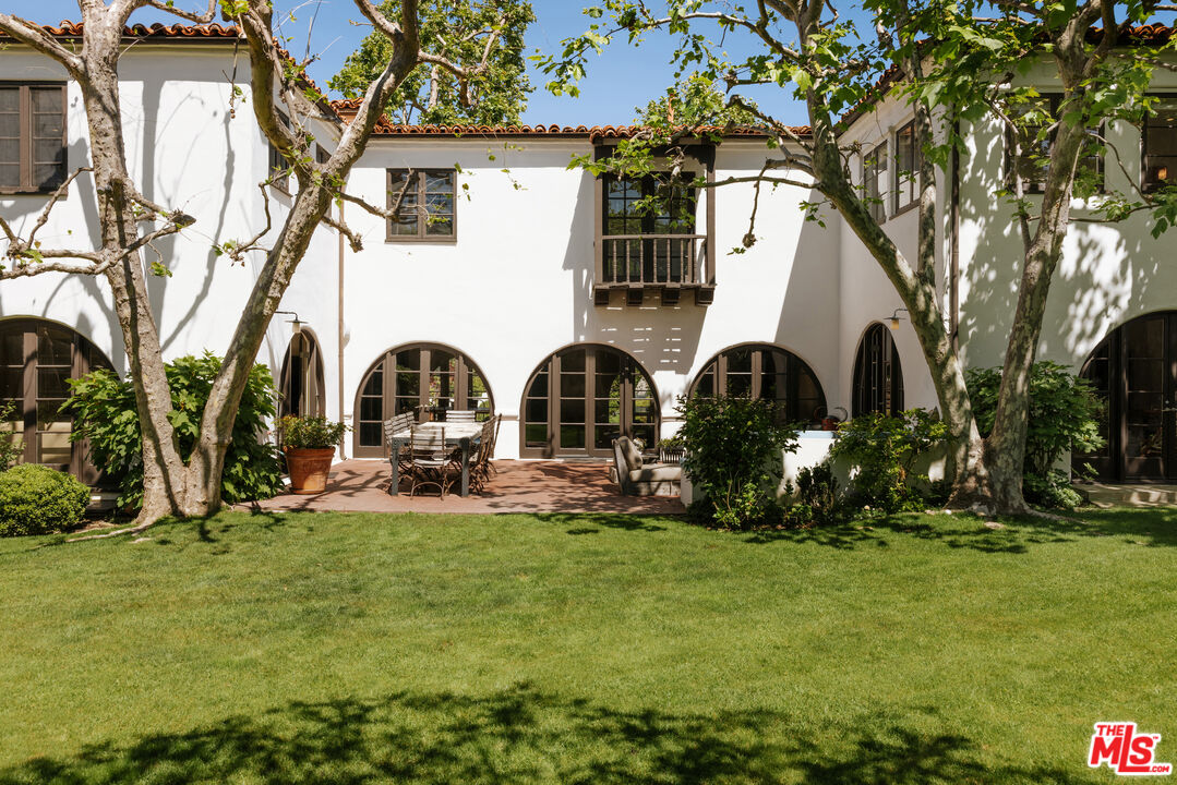 563 S Burlingame Ave