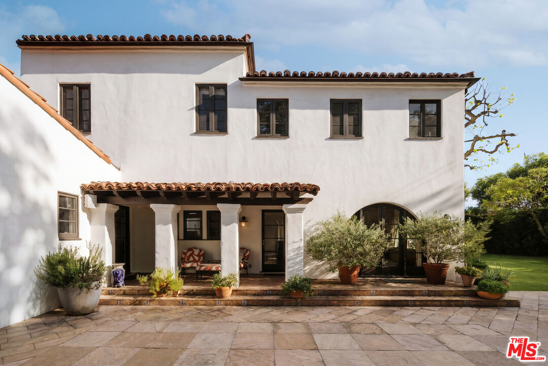 563 S Burlingame Ave