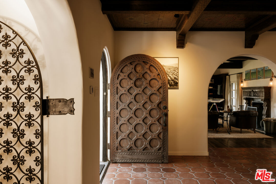 563 S Burlingame Ave