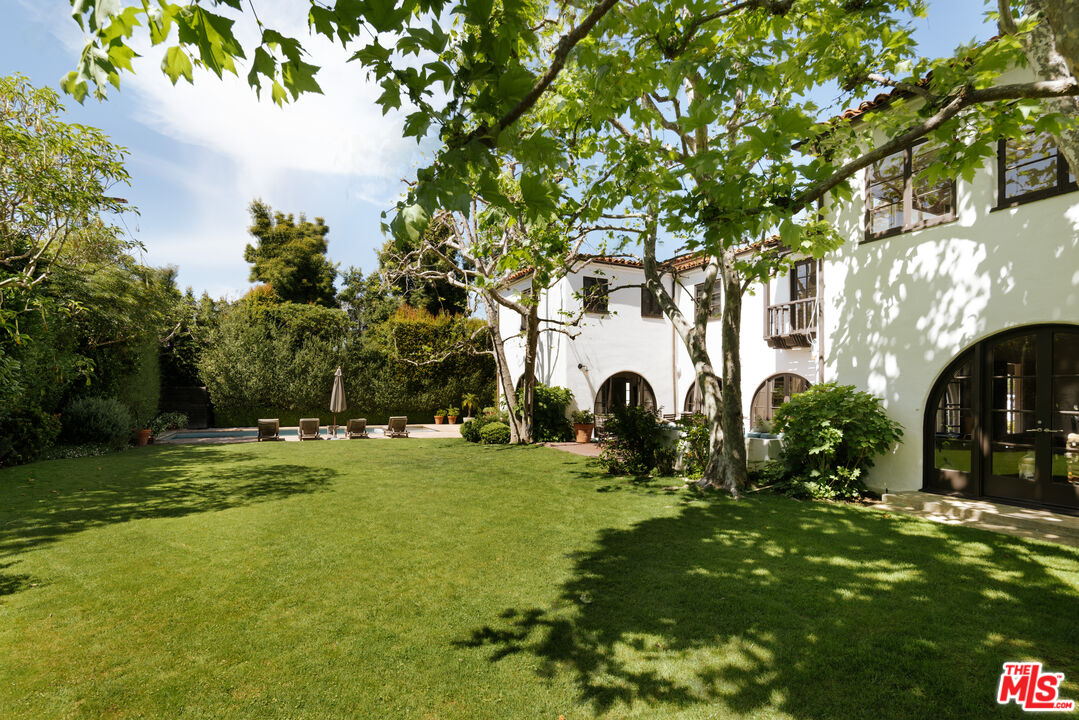 563 S Burlingame Ave