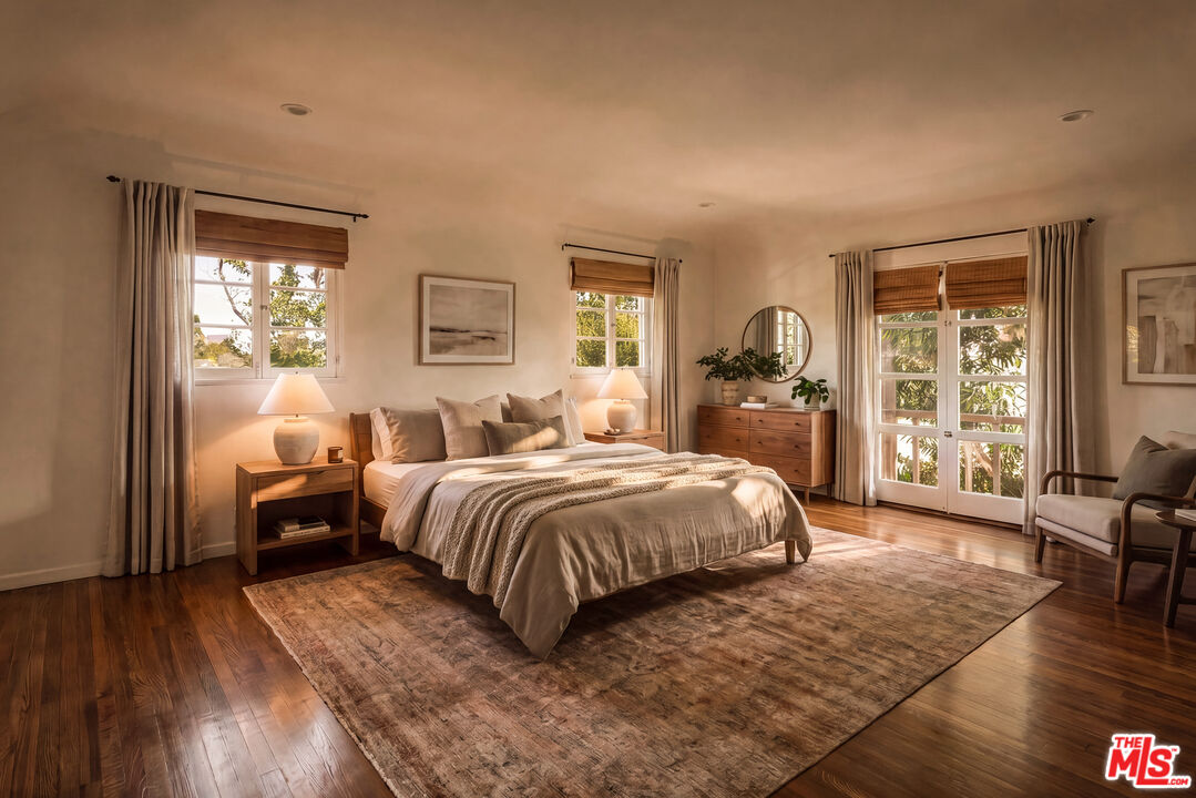 563 S Burlingame Ave