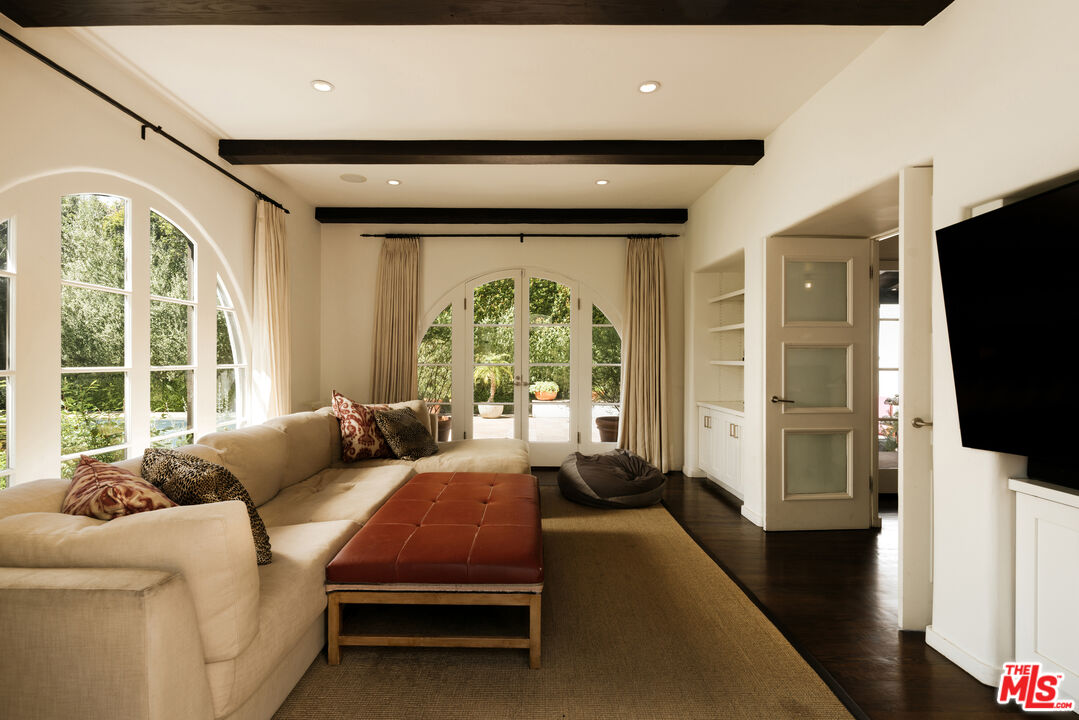 563 S Burlingame Ave