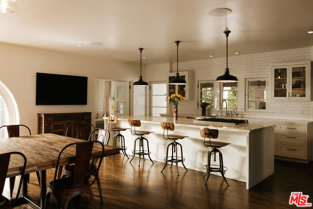 563 S Burlingame Ave