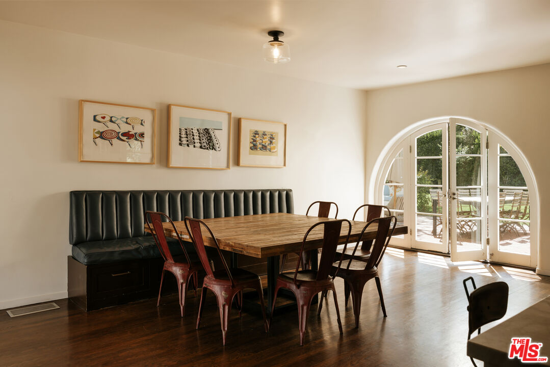 563 S Burlingame Ave