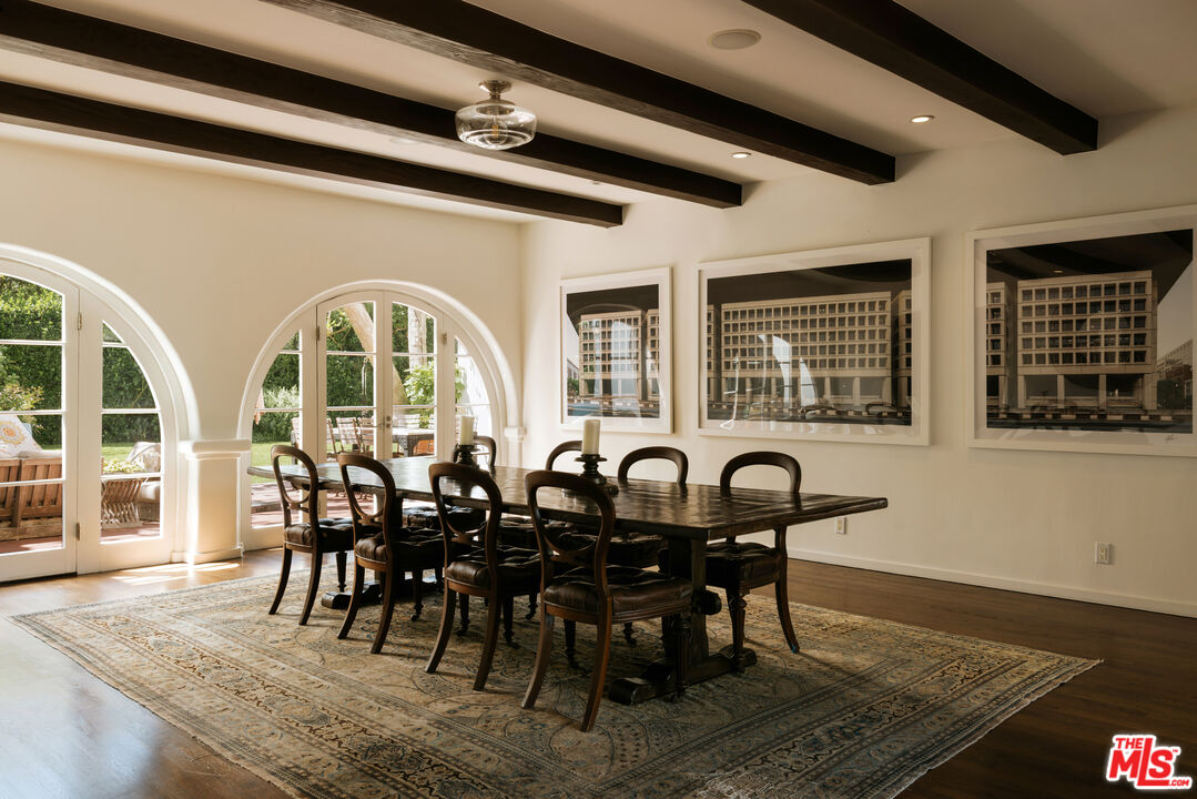 563 S Burlingame Ave