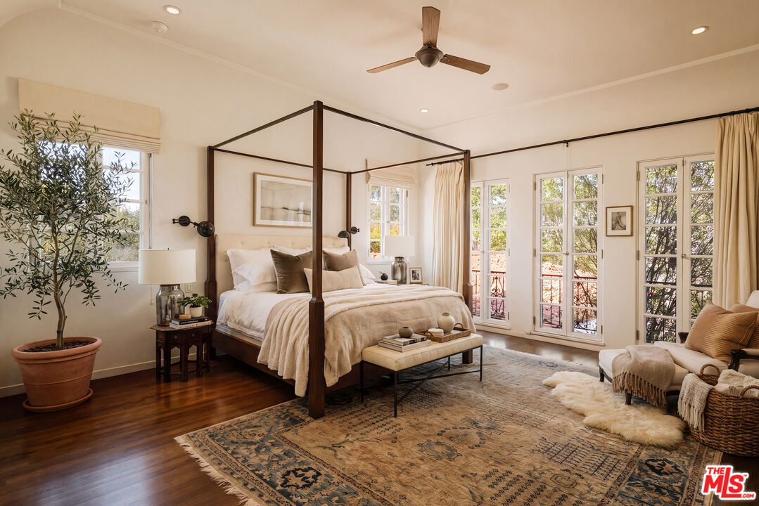 563 S Burlingame Ave