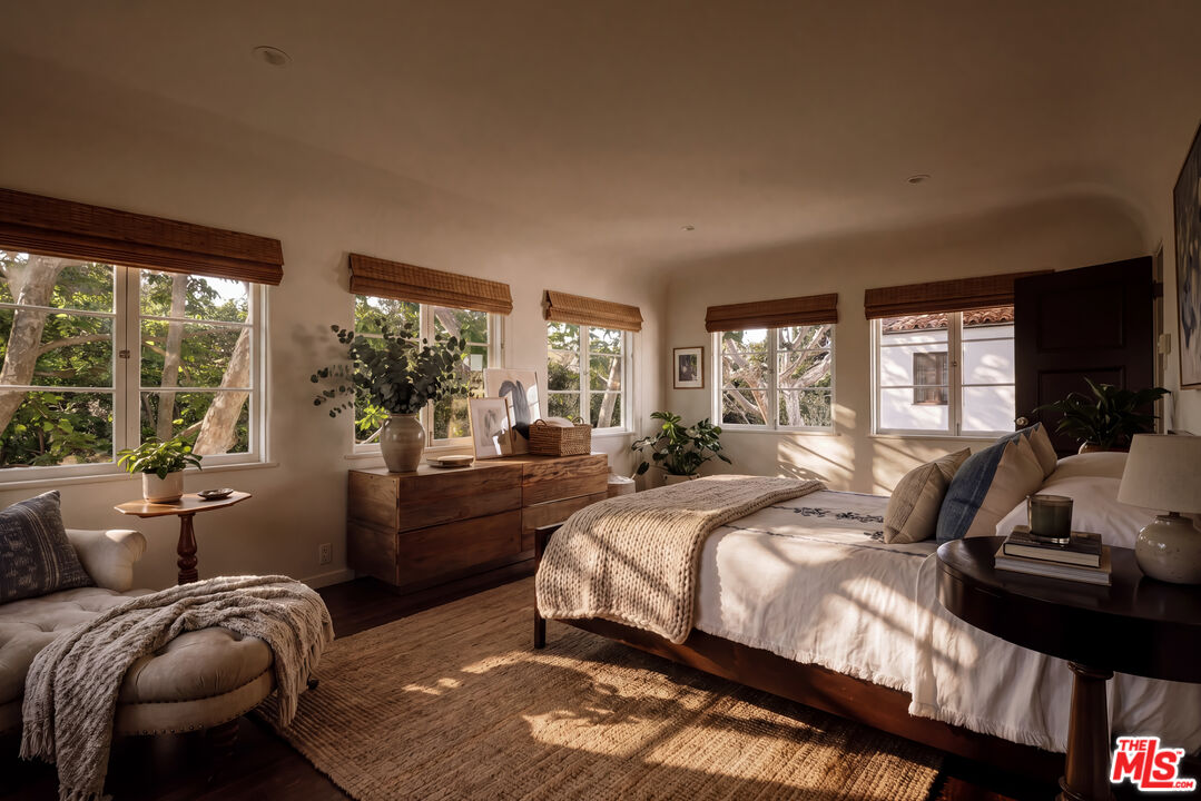 563 S Burlingame Ave