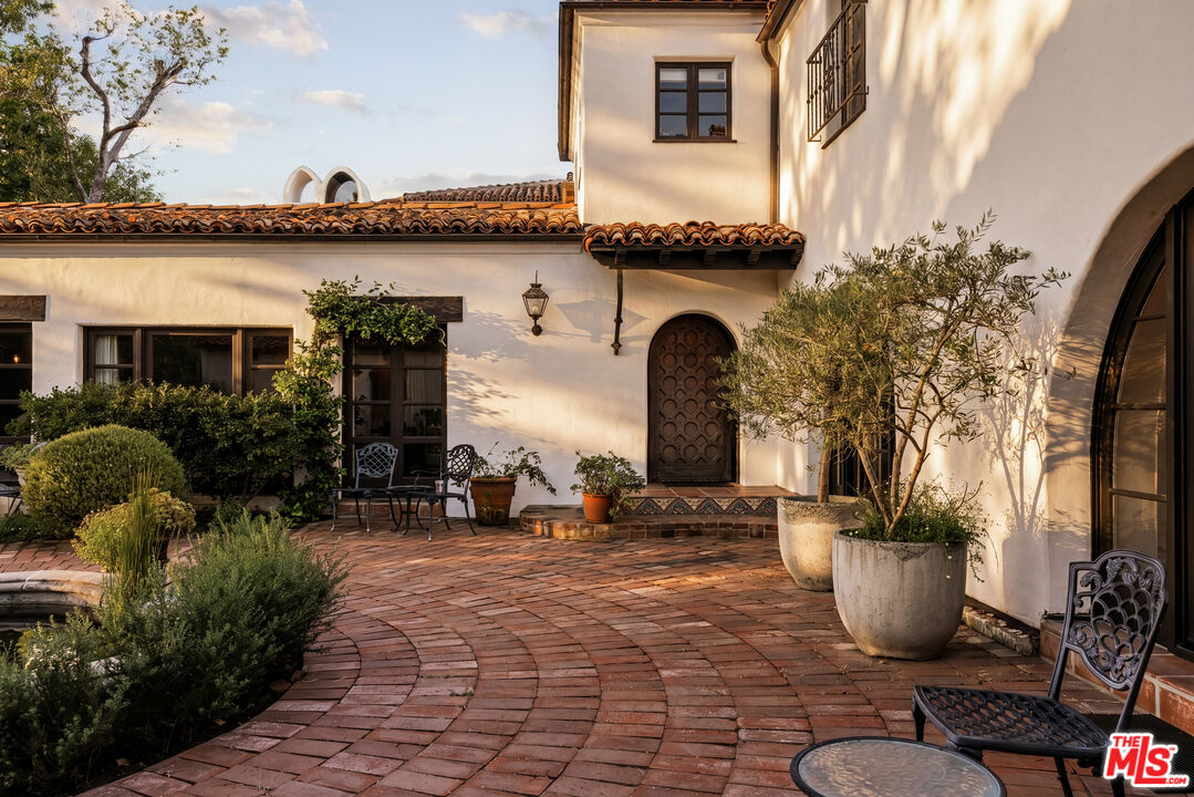 563 S Burlingame Ave