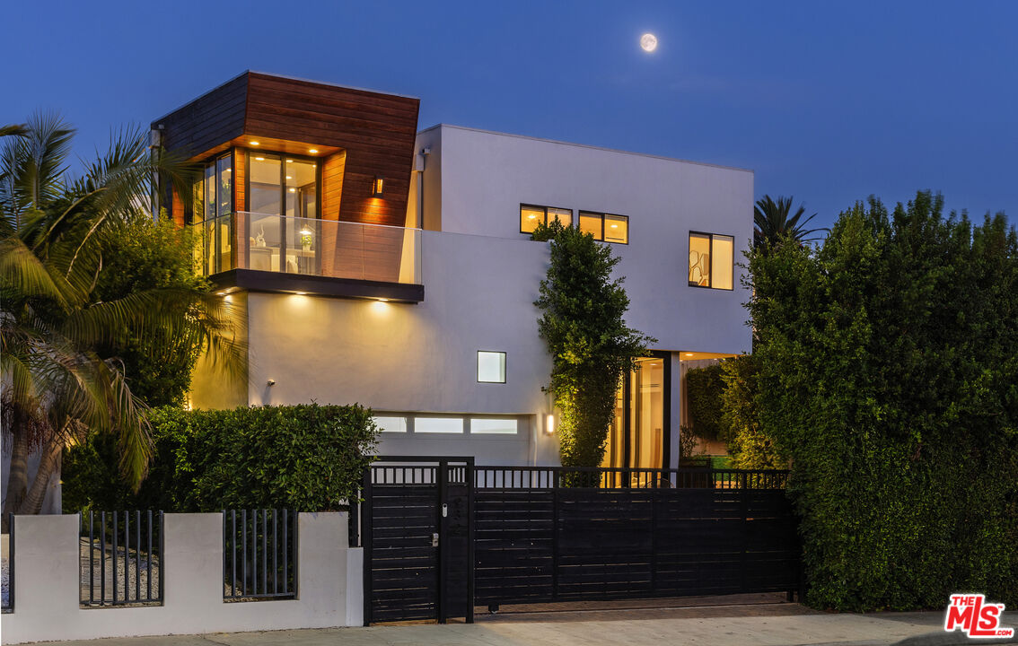 932 N Crescent Heights Blvd