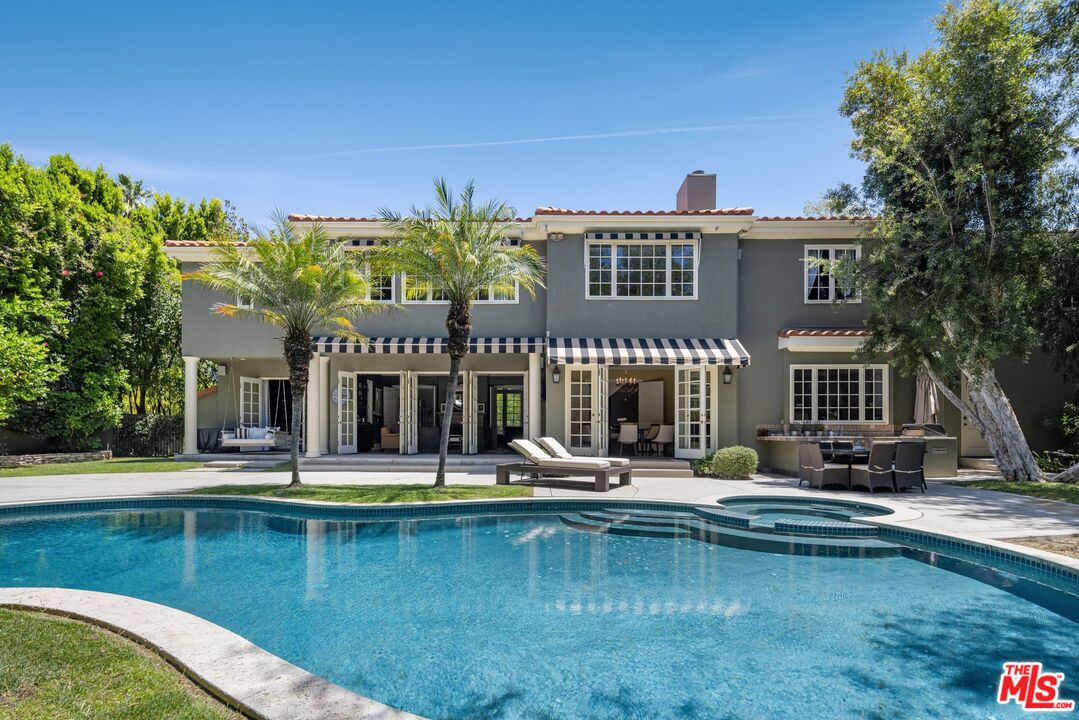 5425 Encino Ave