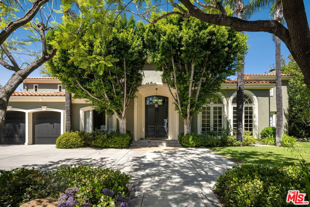 5425 Encino Ave