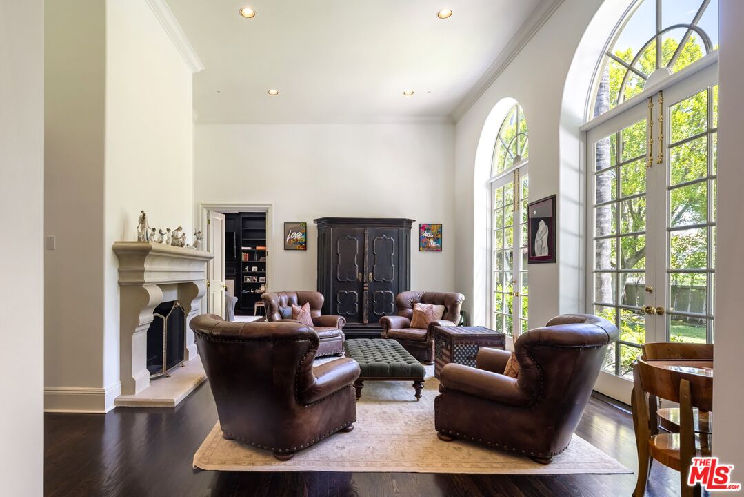 5425 Encino Ave